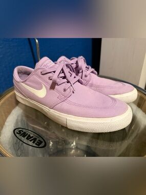 9.5 Nike SB Janoski Lavender Skate Shoes